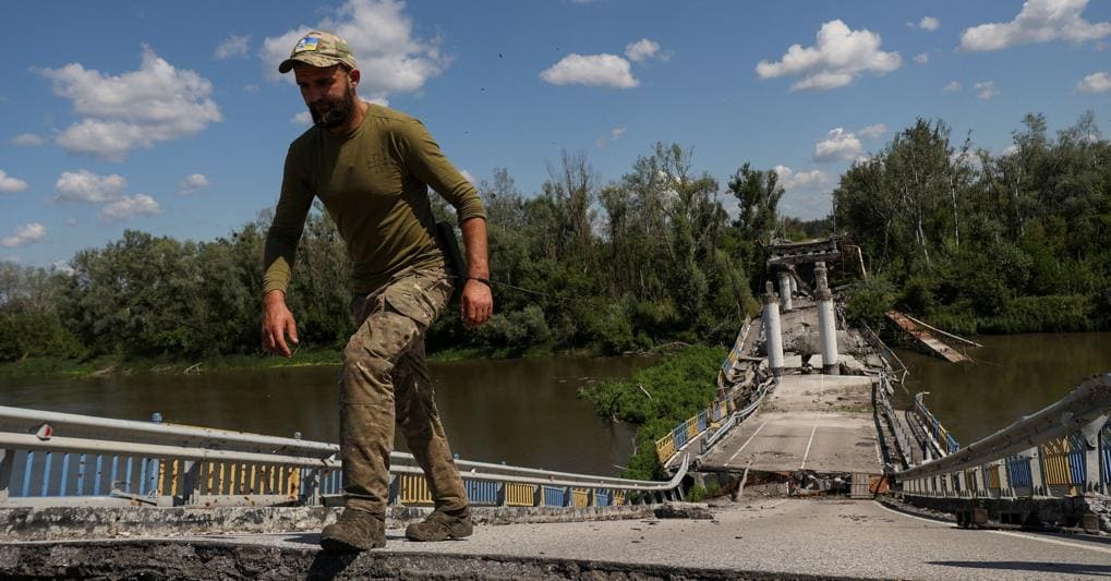 Un militare ucraino cammina su un ponte sul fiume Siverskyi Donets, distrutto durante l’attacco russo all’Ucraina, nel villaggio di Bohorodychne, regione di Donetsk, Ucraina, 17 luglio 2023 (foto Reuters/Gatilova) 