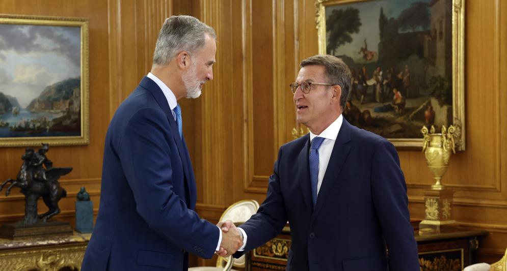Il re di Spagna Felipe VI saluta il leader del Partito Popolare (PP) Alberto Nunez-Feijoo al Palazzo della Zarzuela di Madrid (foto Epa/Martinez) 