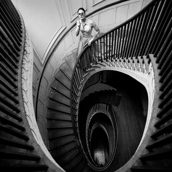 Enigmatico. «Caroline at the Top of Circular Staircase, Charleston, South Carolina, 2000». In mostra a Rovigo, Palazzo Roverella, fino al 1 febbraio (Copyright: Rodney Smit)
