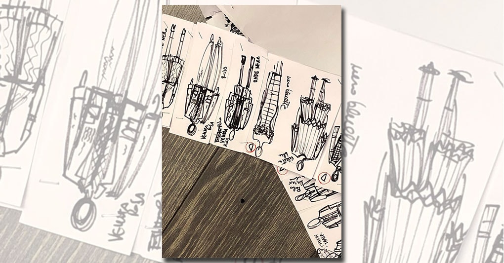A mano.Una parte del rotolo con i disegni di tutta la sfilata 