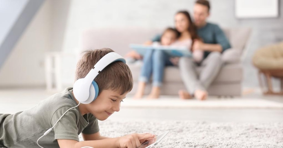 Sos dei pediatri: “Niente smartphone fino ai 13 anni e social dai 18 anni”. Ecco i danni per i bimbi