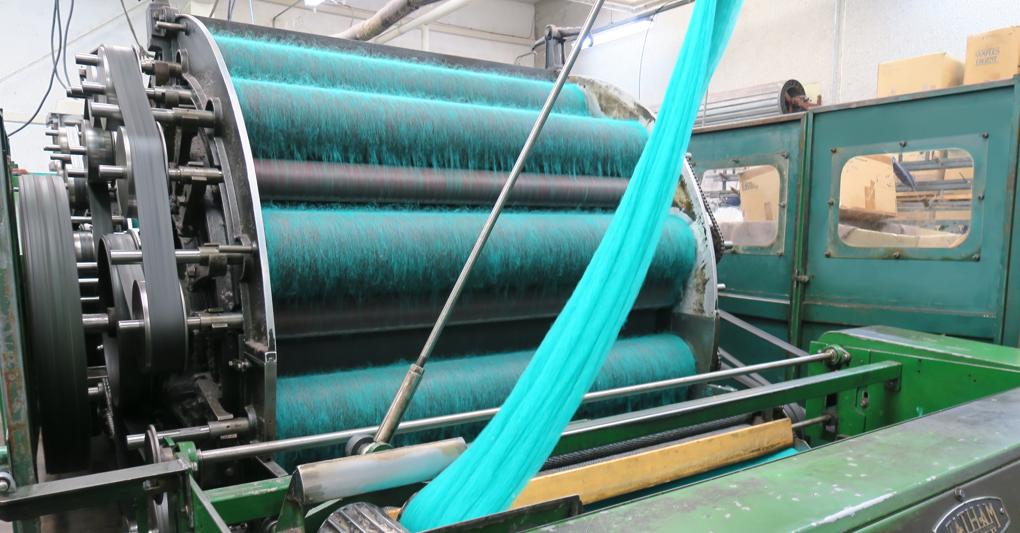 Produzione: una fase della lavorazione tessile 