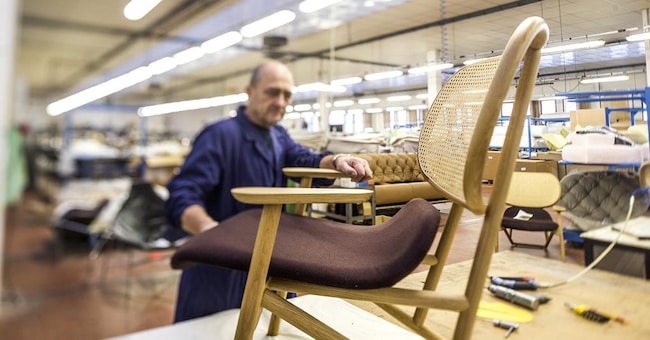Un momento della produzione nella fabbrica di Moroso, a Cavalicco (Udine). 