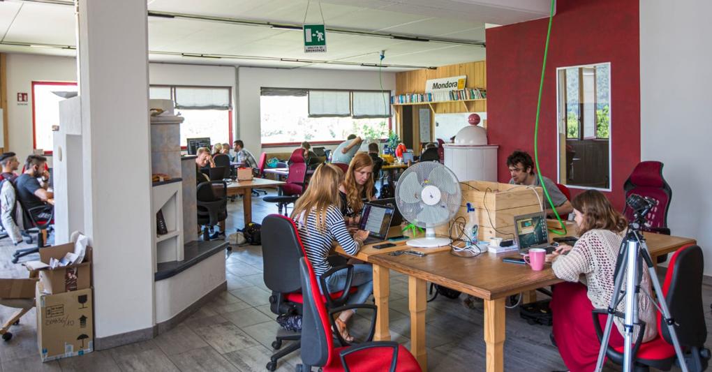 A Mondora si lavora in agile e in open source, si usa il metodo scrum. Salari e bilanci sono trasparenti (nella foto, giovani al lavoro nella sede di Berbenno) 
