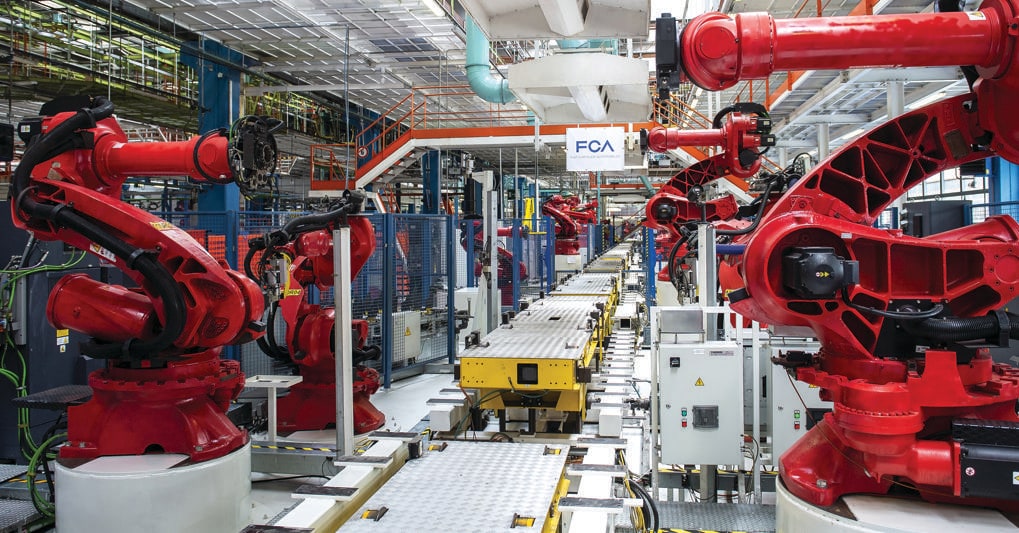 I robot della linea di assemblaggio della Fiat 500 elettrica 