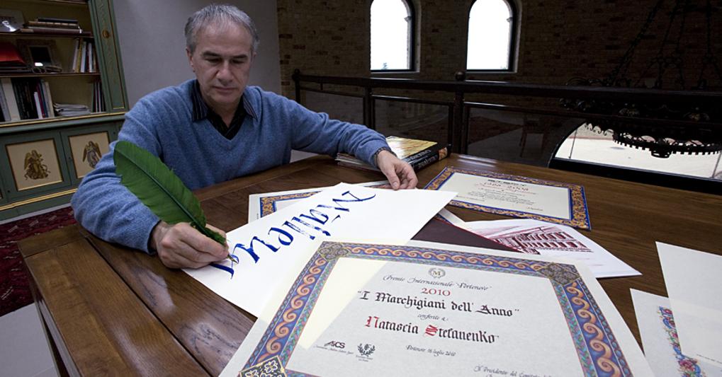 Enrico Ragni, in arte Màlleus ha fondato a Recanati, nel 1988, il più grande scriptorium d'Europa 