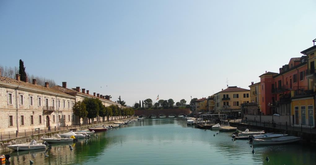 Peschiera del Garda. Sullo sfondo il ponte dei voltoni 