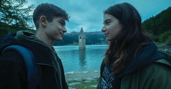Curon è la serie tv girata in Veneto,  in evidenza il campanile sommerso nel Lago di Resia 