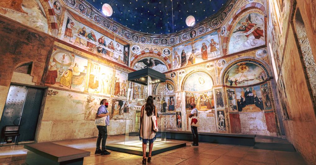 Visitatori al Museo di Santa Giulia, Brescia 
