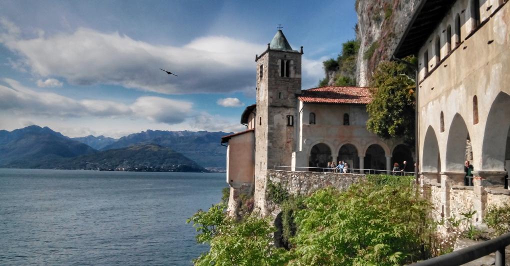 Panorama mozzafiato. L'eremo di Santa Caterina del Sasso è un monastero realizzato a strapiombo sul lago Maggiore, sulla sponda orientale, nel comune di Leggiuno 