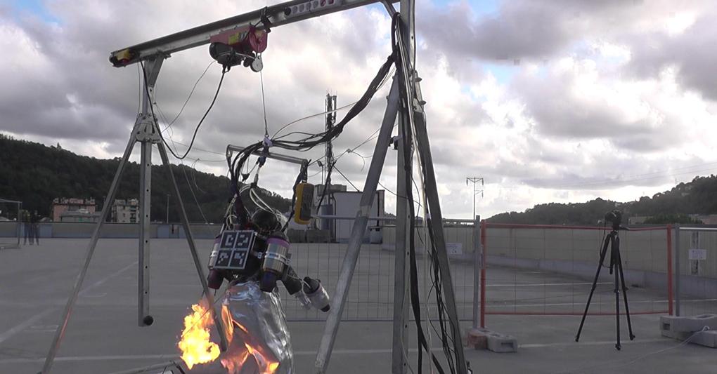  A fianco, quattro turbine consentiranno  al robot umanoide iCub di volare. Sarà la macchina stessa a coordinarle automaticamente mentre sarà guidata a distanza da terra.  Sopra, l’esoscheletro che permette di alzare pesi senza sforzare la schiena 