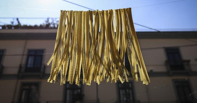  “Mafaldine”, formato di pasta tipico, stese ad asciugare per strada