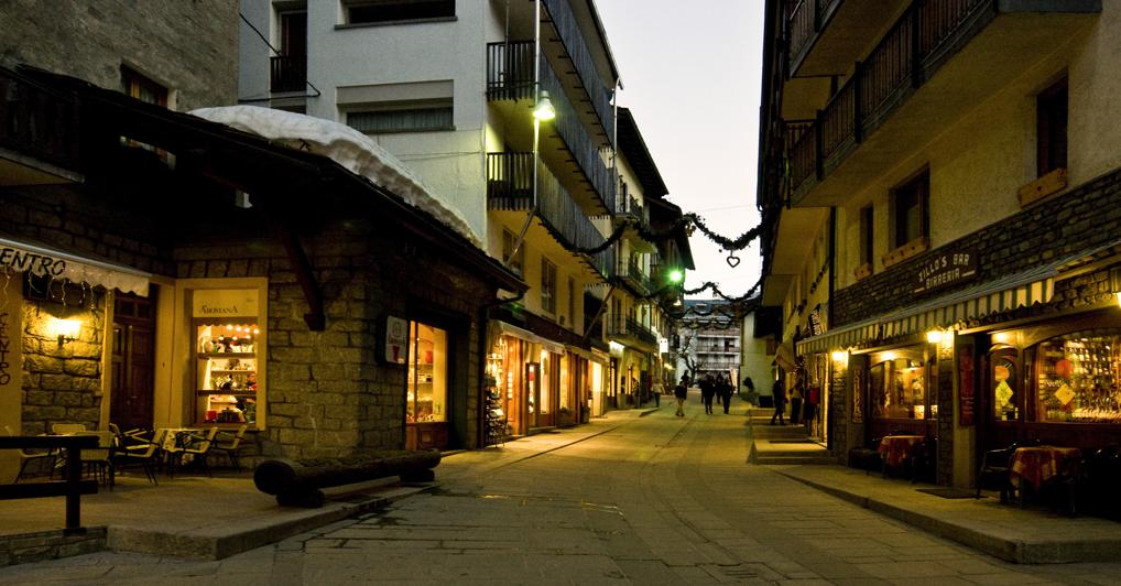  Via dello shopping a Courmayeur. L’economia della montagna è colpita duramente dall’emergenza causata dal Covid 