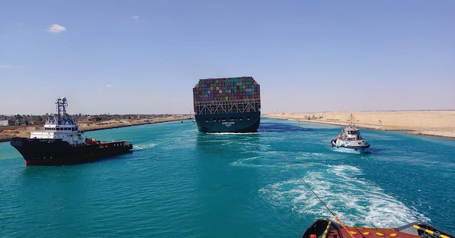  Il rimorchiatore Carlo Magno mentre è impegnato a liberare la Ever Given dalla sabbia nel Canale di Suez