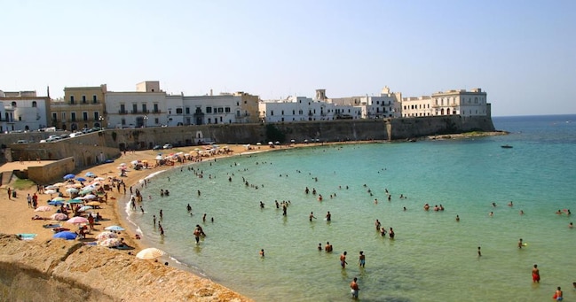  Il turismo al Sud è sopratutto concentrato nelle aree costiere: nella foto una spiagga di Gallipoli, in provincia di Lecce, in Puglia.