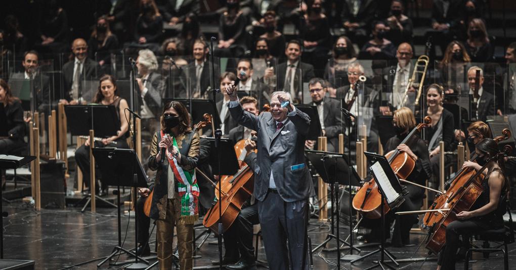 RiAPERTURA. Il 26 aprile con un concerto sinfonico è stata inaugurata l'83esima edizione del Festival del Maggio Musicale (a sinistra il sovrintendente Alexander Pereira con l'orchestra). Sopra una scena del Rigoletto di Giuseppe Verdi nel recente allestimento del teatro fiorentino 