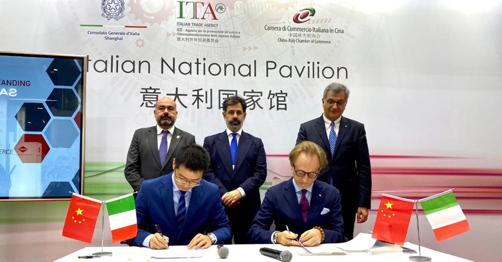 China Industry Fair 2021.  A destra, che sta firmando il documento, il presidente Paolo Bazzoni; la persona in seconda fila al centro è Emanuele de Maigret, primo consigliere dell'Ufficio economico e commerciale dell'Ambasciata d’Italia a Pechino 