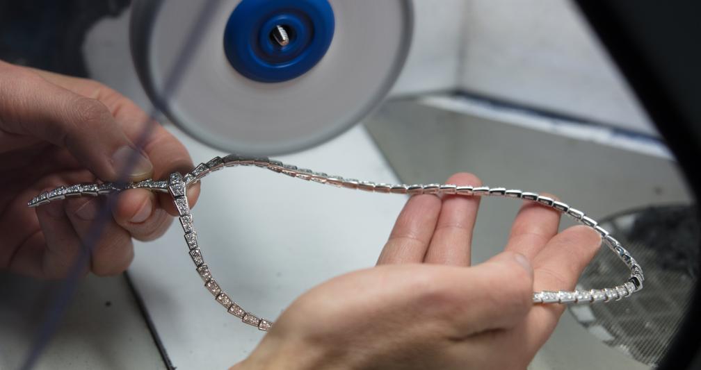 Una fase di lavorazione di una collana in oro e diamanti di Bulgari, che a Valenza ha la fabbrica di gioielli più grande d'Europa 