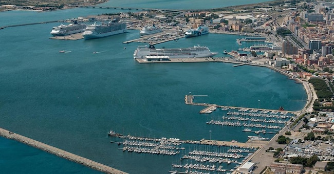  Veduta del porto di Cagliari