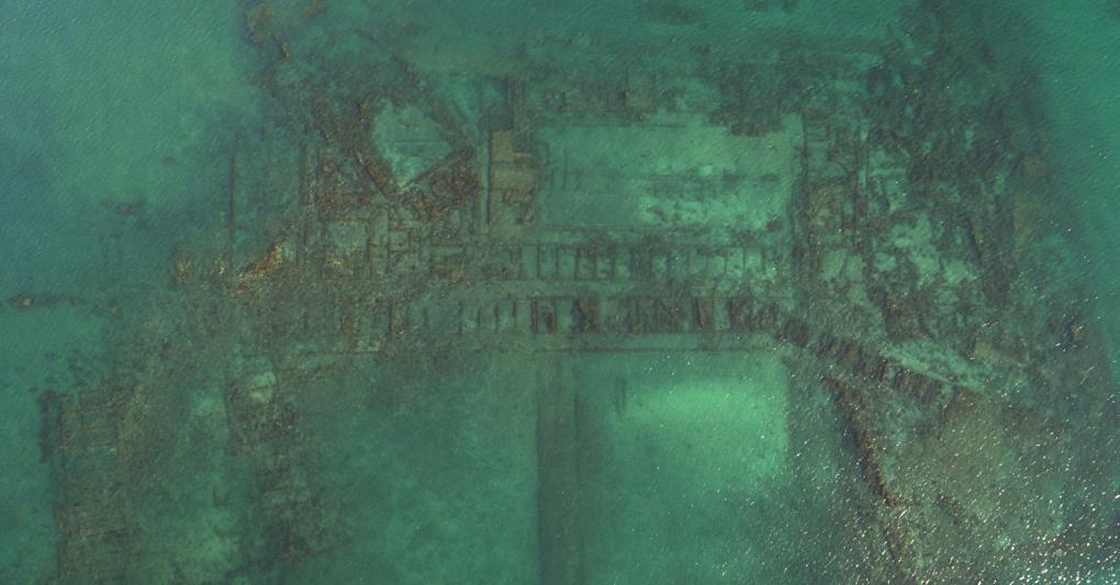  Veduta dall’alto dei resti del porto (oggi sommerso) costruito in epoca romana nel tratto di costa di Baia nel golfo di Pozzuoli 
