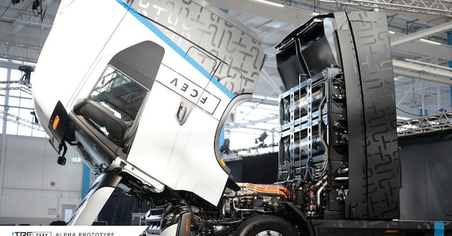 A sinistra il prototipo “alfa” del Nikola Tre FCEV, alimentato a metano, realizzato da Iveco Group in collaborazione con Nikola nel sito di Ulm in Germania. Quest’anno il Gruppo – spin-off di Cnh industrial quotato a Milano – avvierà la fase di test su strada di una flotta di 12 mezzi commerciali a marchio Iveco, alimentati a metano, e utilizzati dagli operatori della Gdo