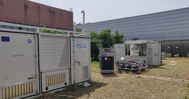   Si chiama Everywh2ere il progetto su gruppi elettrogeni  a idrogeno, da usare a concerti o in cantieri,di cui esistono già due prototipi (nella foto)  che arriveranno a sette entro il 2023. Il progetto è  stato  finanziato nell’ambito del programma Ue Horizon 2020 ed  è stato premiato con il 