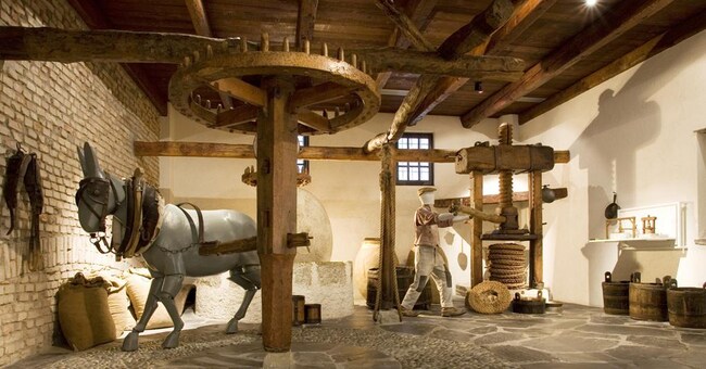 La riproduzione di un frantoio a trazione animale nelle sale del museo