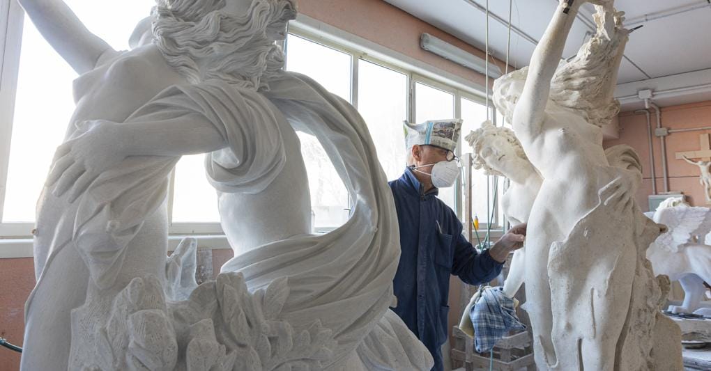 Studio Cervietti . Un artigiano all'opera nel laboratorio di Franco Cervietti, il più grande della città  