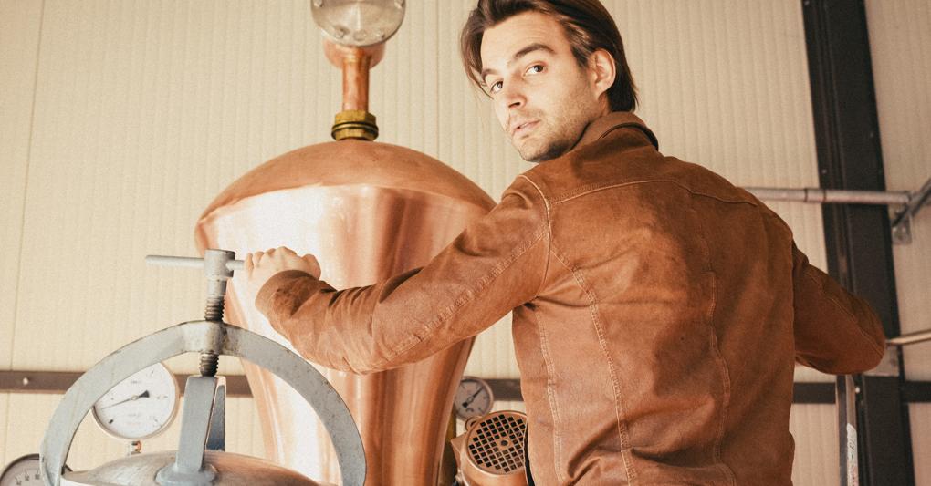 Distillato. Ruggero Raymo,  cofondatore  e ceo di Portofino Dry Gin,  intento a controllare la produzione del liquore 