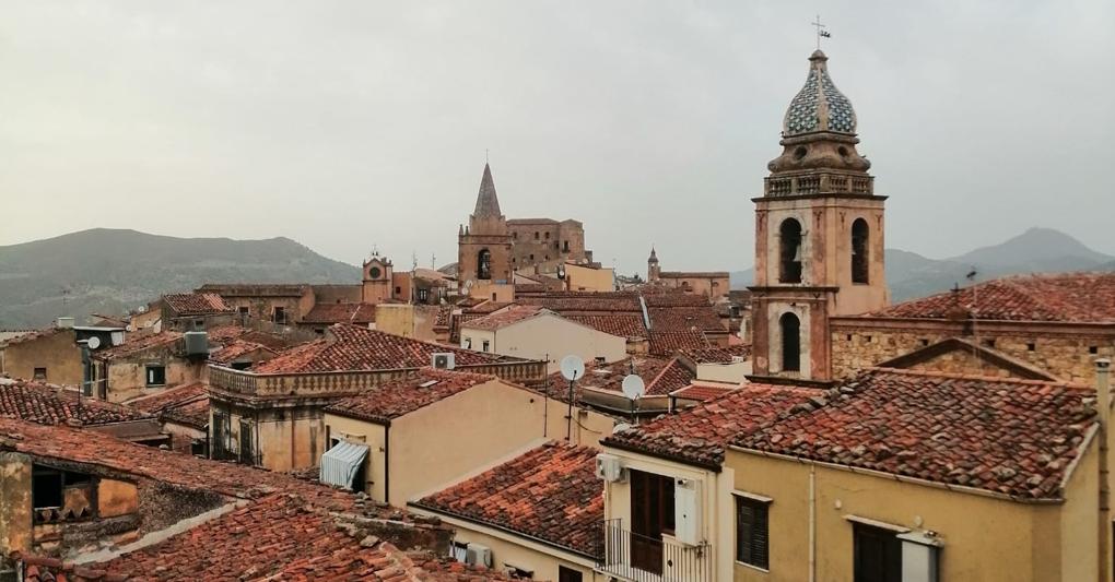 Il paese. Una veduta di Castelbuono, considerato uno dei centri più dinamici  