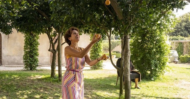 Il film. «È stata la mano di Dio» di Paolo Sorrentino. Nella foto la scena in cui Teresa Saponangelo gioca con le arance 