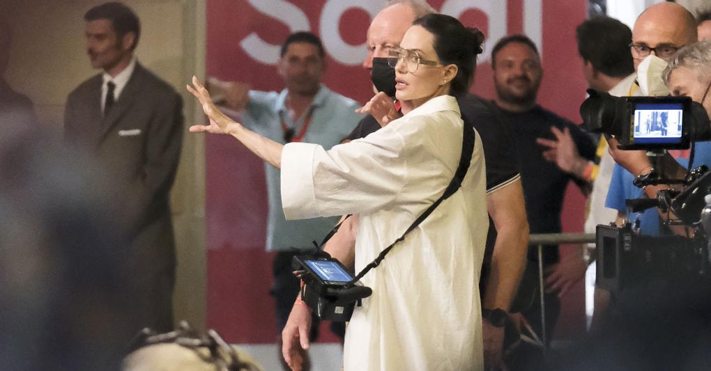 Polo del cinema.  Angelina Jolie, che a inizio luglio ha girato a Cinecittà e nelle vie del centro storico di Roma il suo film da regista «Without blood», prodotto da Fremantle, tratto dal bestseller «Senza sangue» di Alessandro Baricco 