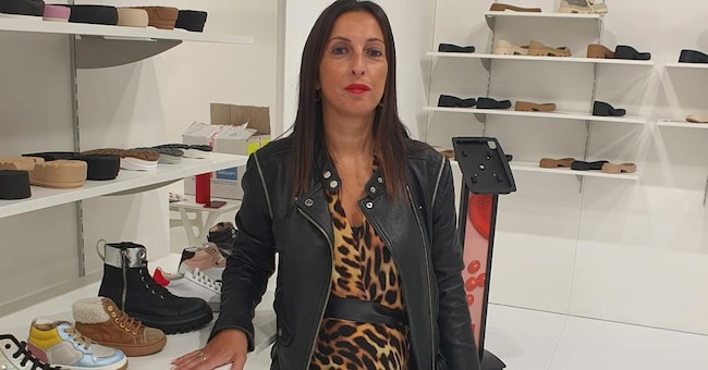 Produzione suole. Sopra Elisabetta Pieragostini direttrice  generale Dami  a Lineapelle. 