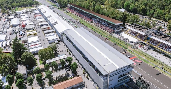 Il direttore. Alessandra Zinno (a sinistra) è il direttore generale dell'Autodromo di Monza. Un'innovazione per il più antico impianto (foto sopra), costruito nel 1922, dove ancora si corre un Gran Premio di F1