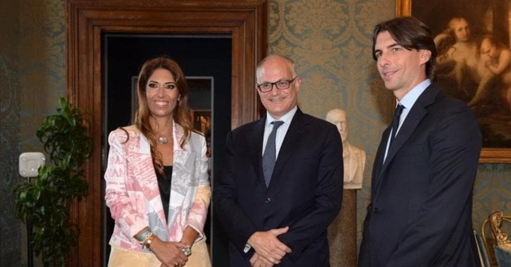 L'impegno per la città. Alessandro Onorato (a destra) con il sindaco Roberto Gualtieri (al centro) e la stilista Lavinia Biagiotti prima della sfilata-evento del marchio in Campidoglio 