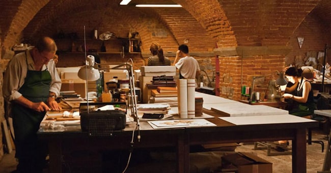 Nel “vecchio” laboratorio di pelletteria in Santa Croce si continuano a produrre borse e portafogli