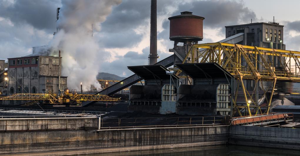Italiana Coke. I l gas emanato dalla lavorazione del coke viene pulito e reimpiegato sia per la produzione sia per generazione di energia elettrica da utilizzare e vendere 
