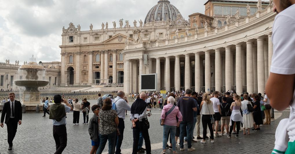 Piazza San Pietro. A ridosso di Pasqua le strade del centro di Roma sono tornate a riempirsi di turisti 