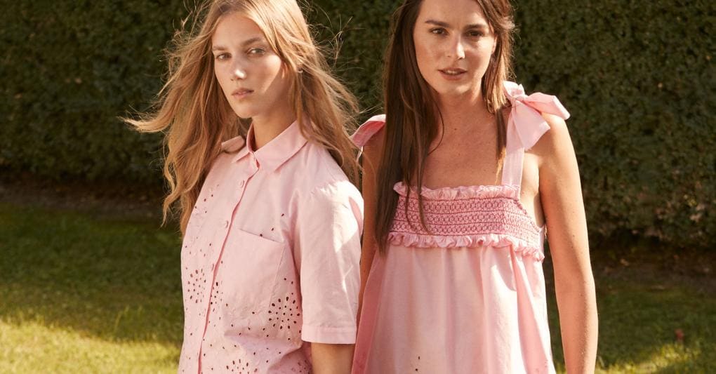 Lusso. Capi della collezione Loretta Caponi. La prima camicia da notte confezionata nel 1967, ora trasformata in abito, è diventata un pilastro della collezione d'abbigliamento 