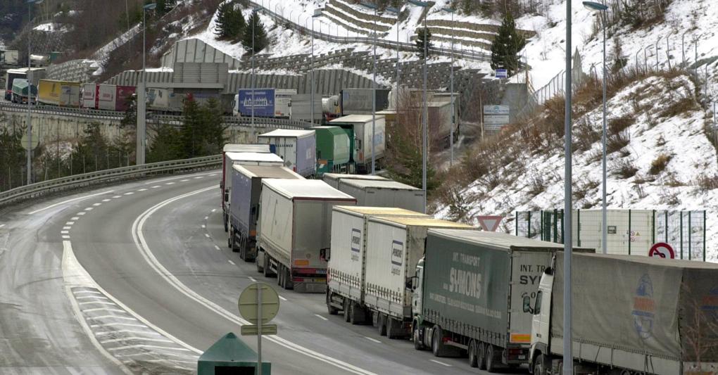 Tra le critiche che vengono mosse, all’ipotesi di raddoppio del tunnel ci sono soprattutto quella dell’aumento del traffico e del  maggiore inquinamento  