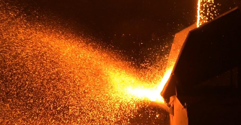 Processo di granulazione della scoria liquida, scarto delle acciaierie. 