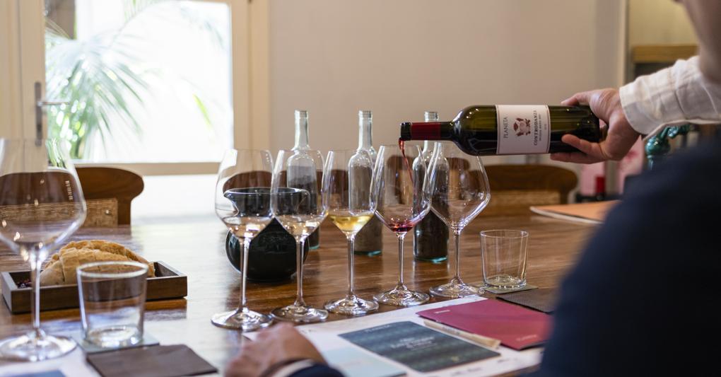  Una degustazione organizzata da Foresteria Planeta, la struttura che fa capo alla casa vitivinicola Planeta e che si trova a Menfi, città italiana del vino 2023 in provincia di Agrigento. La struttura, che si colloca nel segmento luxury ed è diventata un modello anche per altri, ha riaperto a regime a ridosso di Pasqua  