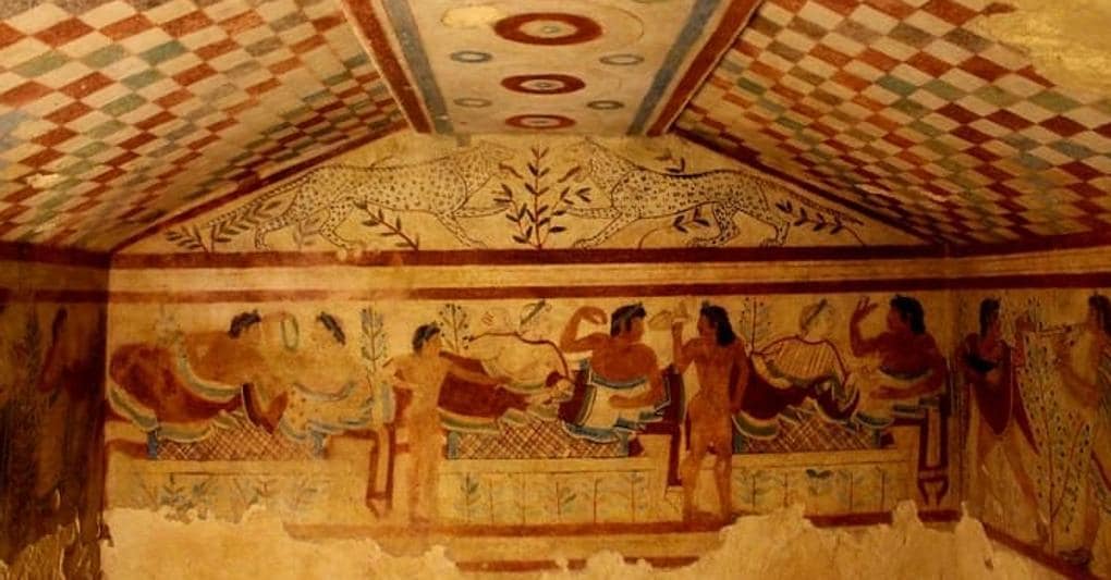 Etruschi e non solo. Sopra, la città di Tarquinia, con le sue torri medioevali, e i dipinti etruschi.  