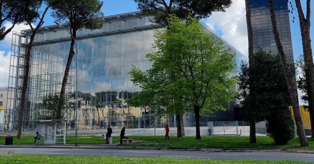 Polo  congressuale.  A sinistra, l'interno del centro congressi la Nuvola, che può arrivare fino a 10mila presenze (in alto, l'esterno del centro con a fianco l'hotel La Lama).  A destra, il Palazzo del Congressi, capolavoro di arte razionalista, che può ospitare fino a 4mila persone 
