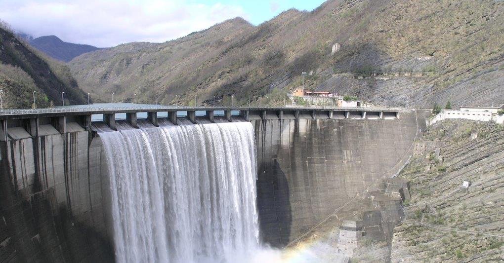 La diga. Ridracoli ha una struttura ad arco-gravità alta oltre 103 metri ed è costata un investimento di 500 miliardi di vecchie lire. I cantieri sono durati sette anni 