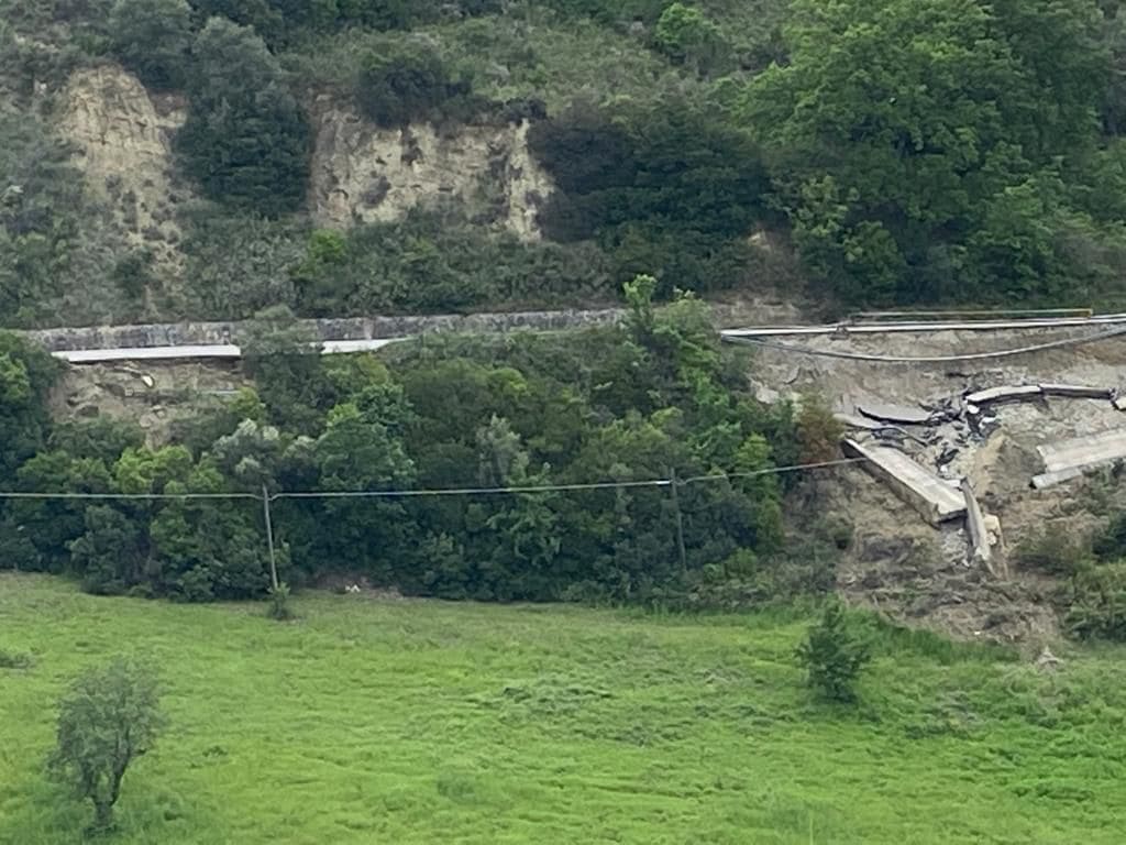 La frana. Il punto in cui è stata interrotta la Strada provinciale ad Aliano 