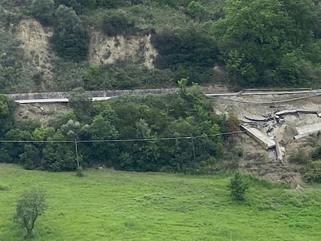 La frana. Il punto in cui è stata interrotta la Strada provinciale ad Aliano