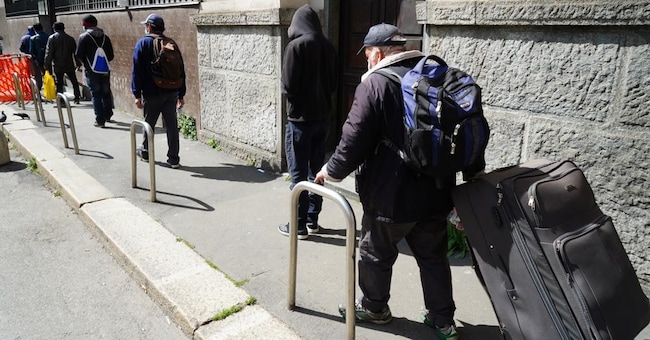 Divario sociale. Anche nelle città ricche come Milano il divario sociale si sta affermando (in foto, bisognosi fanno la fila alla mensa francescana di Sant'Antonio)