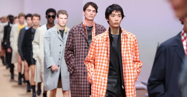 Mix di proposte.  Tra i 72 eventi nel calendario ufficiale della fashion week maschile ci sono sfilate dei big player come Prada (in alto la ss23) ed emergenti. In zona Tortona nuovo progetto di White (a sinistra)