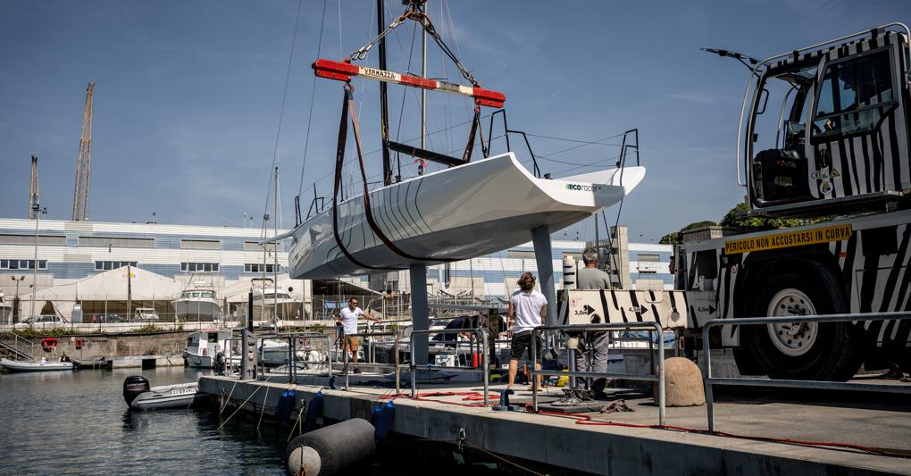 Il varo della barca green Ecoracer 30, un monotipo di 9 metri realizzato con un mix di carbonio e fibra di lino, ideato dalla Northern Light Composites 